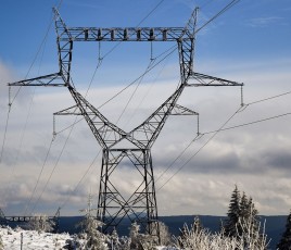 Pylône électrique sous la neige
