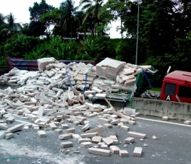 accident de la route camion matériaux