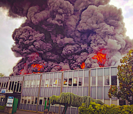 « Ta boîte part en fumée » : l’incroyable récit de l’incendie qui a ravagé l’entrepôt de First Plast