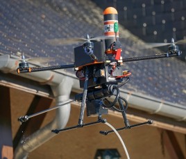 Nettoyage d'une toiture par drone.