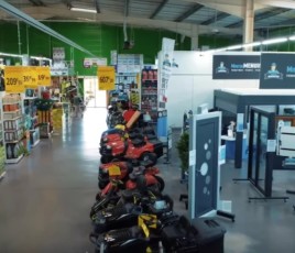 Corner Mister Menuiserie dans un magasin Bricomarché.