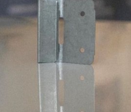 Fixation de cloison sous rampant