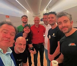 Autour de Christian Clot à Batimat dans la chambre climatique : Baptiste, Lucie, Jean-Pierre, Stéphane, Denis, Mathis et Romain