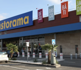 Entrée d'un magasin Castorama.