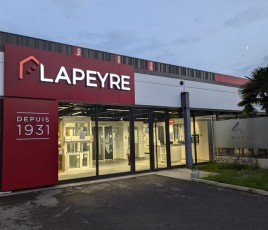 Aperçu de la façade du premier magasin franchisé Lapeyre implanté à Saint-Genis-Laval, près de Lyon.