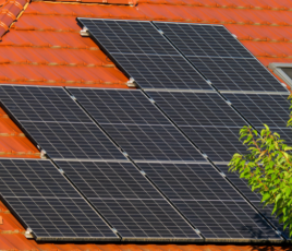 Panneaux solaires photovoltaïques installés sur un toit en tuiles rouges
