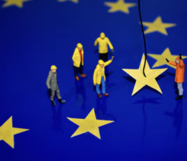 Drapeau de l'UE et professionnels du BTP.