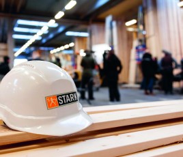 Stark - Aperçu d'un entrepôt de stockage avec casque de chantier.