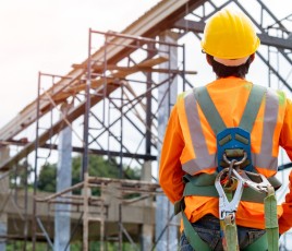 EPI et ligne de vie sur un chantier de construction métallique.