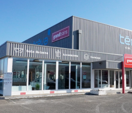 Entrée du showroom Grandbains rénové à Bourg-en-Bresse (Ain).