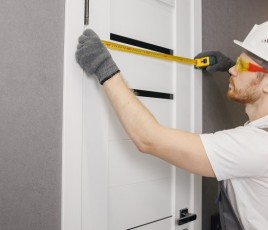 Installation d'une porte d'entrée Lorénove par un poseur professionnel.