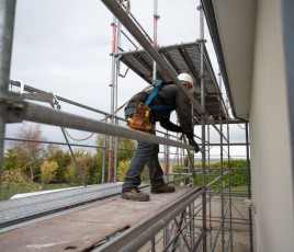 Installation d'un échafaudage pour des travaux de rénovation d'une maison individuelle