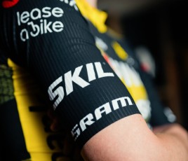 Logo de Skil sur le maillot de l'équipe cycliste Visma Lease a Bike 2025.
