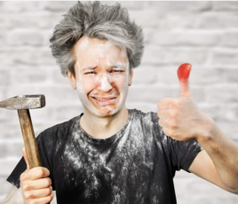 Bricoleur avec un pouce rouge.