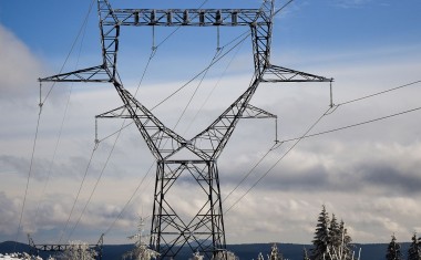 Pylône électrique sous la neige