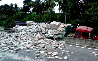accident de la route camion matériaux