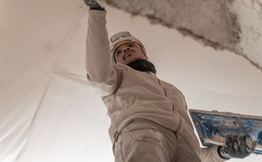 Apprenti maçon sur un chantier.