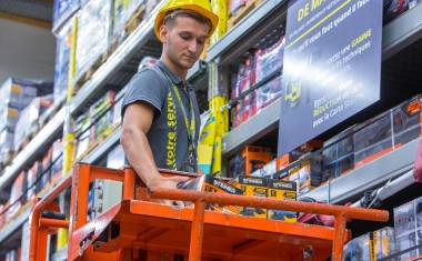 L'Entrepôt du Bricolage - Mise en rayon.