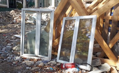 Chantier à Clichy (92), fenêtres à recycler.