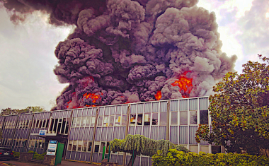« Ta boîte part en fumée » : l’incroyable récit de l’incendie qui a ravagé l’entrepôt de First Plast