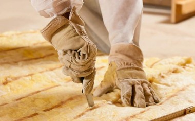 Découpe de panneaux isolants.