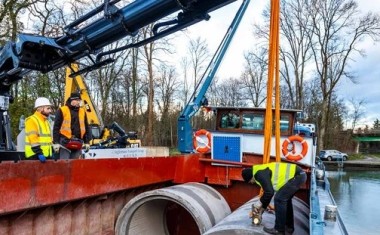 BTP Hagueneau - Livraison de canalisation sur le canal Marne-Rhin.
