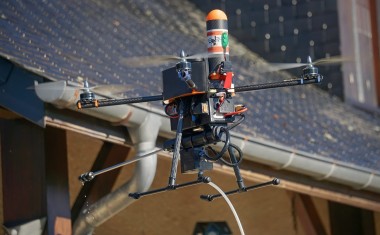 Nettoyage d'une toiture par drone.