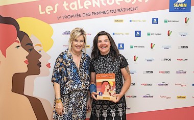 Lucie Amand avec Caroline Semin lors de la soirées premiers trophées des femmes du bâtiment. Elle a reçu le trophée de l'influenceuse n°1
