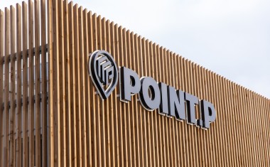 Façade bois de l'agence Point.P Paris XIII.