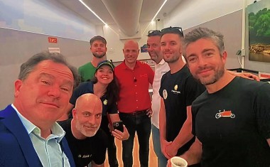 Autour de Christian Clot à Batimat dans la chambre climatique : Baptiste, Lucie, Jean-Pierre, Stéphane, Denis, Mathis et Romain