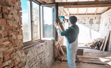 Pose de fenêtre en rénovation.