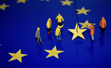 Drapeau de l'UE et professionnels du BTP.