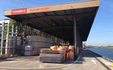 Agence Point.P sur la quai d'Ivry à Paris - Stock couvert.