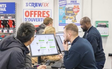 Ambiance d'un comptoir Screwfix en France.