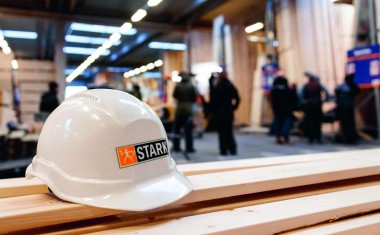 Stark - Aperçu d'un entrepôt de stockage avec casque de chantier.