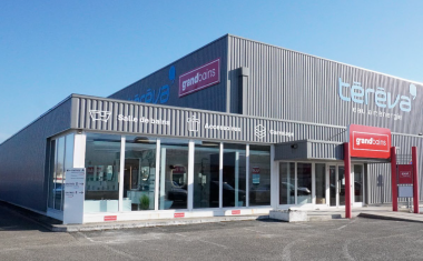 Entrée du showroom Grandbains rénové à Bourg-en-Bresse (Ain).