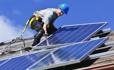 Panneaux solaires photovoltaïques toitures maisons autoconsommation.