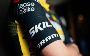 Logo de Skil sur le maillot de l'équipe cycliste Visma Lease a Bike 2025.