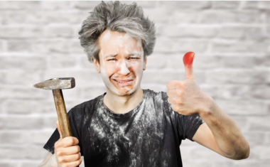 Bricoleur avec un pouce rouge.