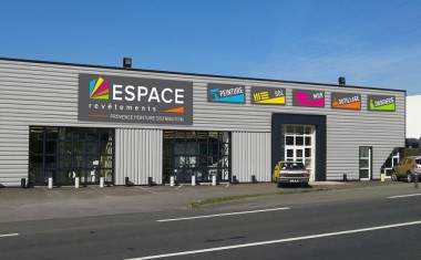 Façade de showroom Espace Revêtements.