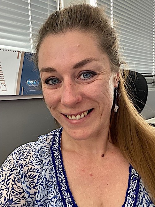 Delphine Mercier dans son bureau chez First Plast