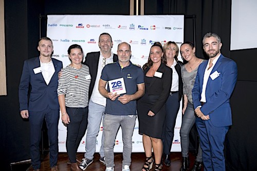 Stéphane Aria entouré de ses collègues artisans du bâtiment