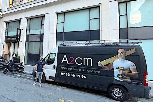 Stéphane Aria avec son camion devant l'Elysées Biarritz à Paris où se déroulait la soirée des Ze Awards du Bâtiment