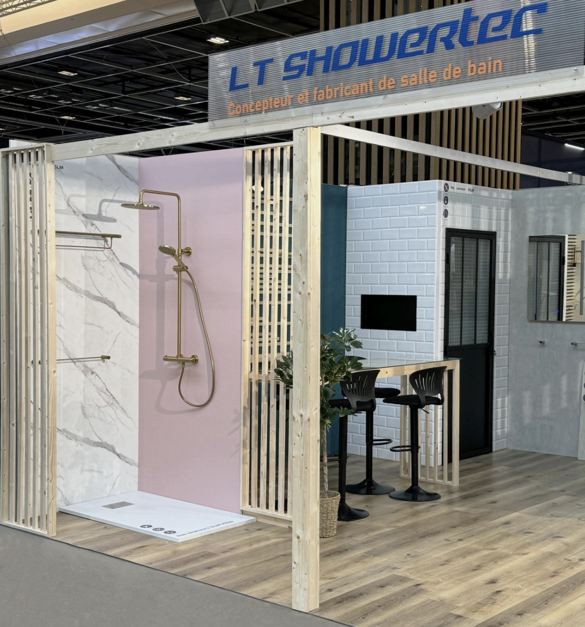 Stand de LT Showertec sur le salon Équip'Hôtel en novembre 2024.