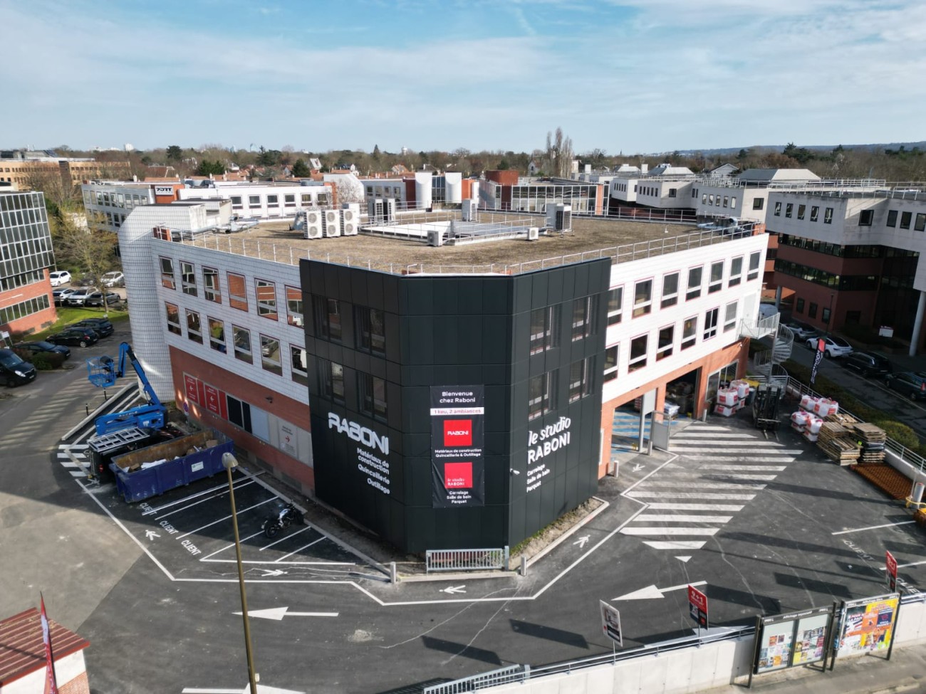 Agence Raboni réouverte à Le Pecq (Yvelines).