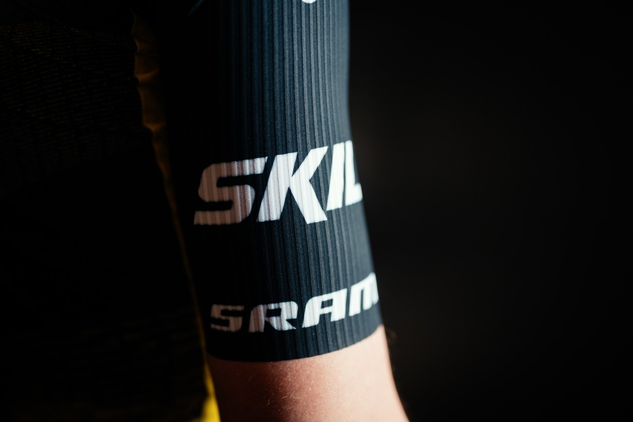 Logo de la marque d'outillage électroportatif Skil sur les manches du maillot de la formation cycliste néerlandaise Visma Lease a Bike.